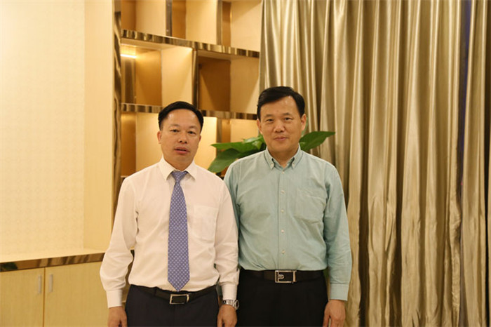 恒大材料公司董事長餘偉橋與暗网APP下载网址公司董事長葉榮恒在“一對一”交流會上合影.jpg